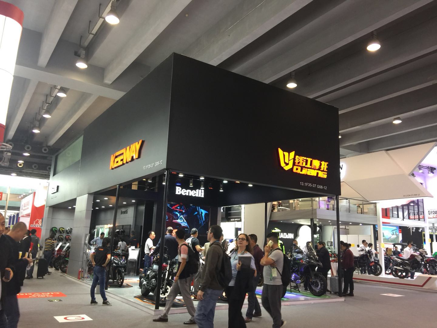 黑色復(fù)古特裝展臺(tái)設(shè)計(jì)，2021北京國(guó)際摩托車展覽會(huì)指定展臺(tái)搭建商！